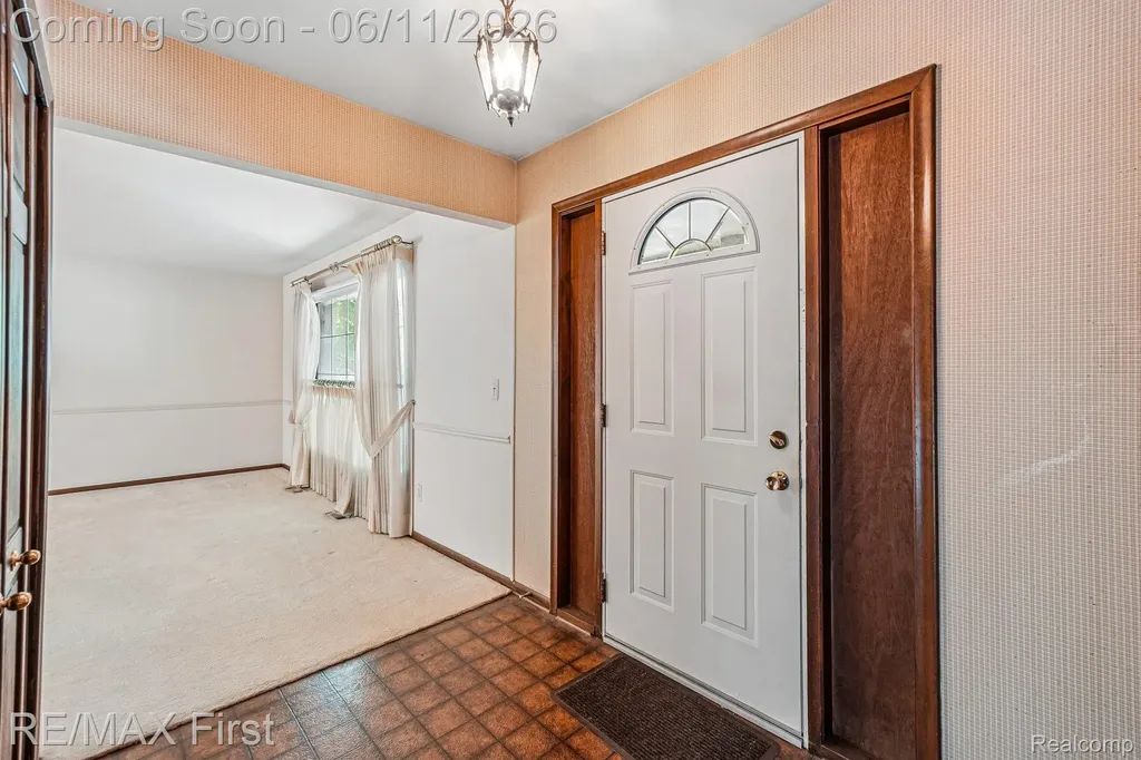 5950 Diamond Drive Troy City MI 48085