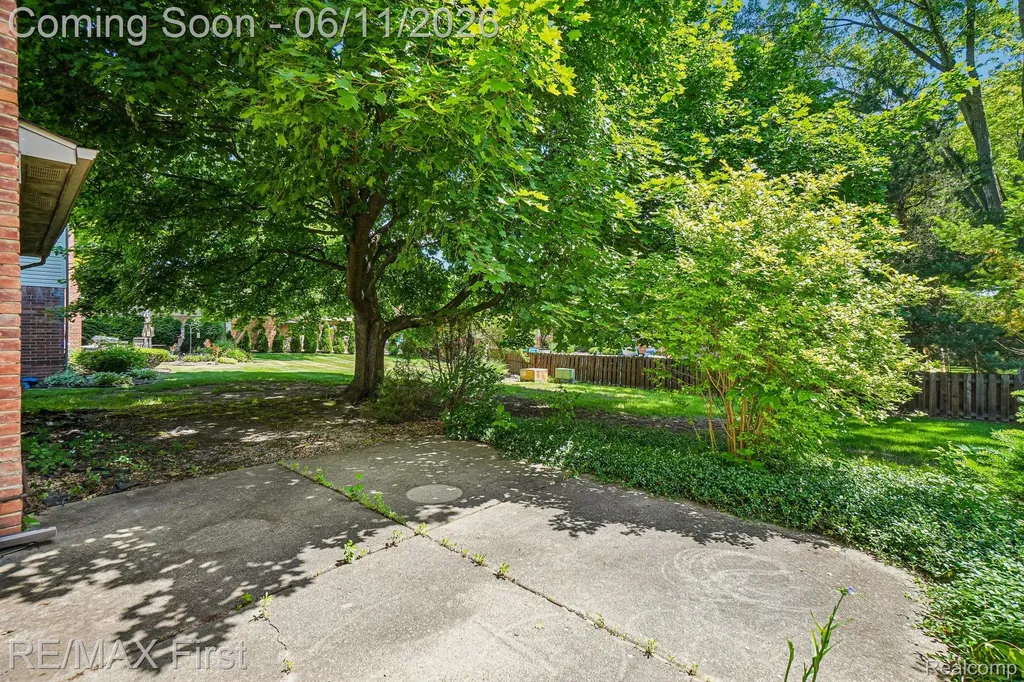 5950 Diamond Drive Troy City MI 48085