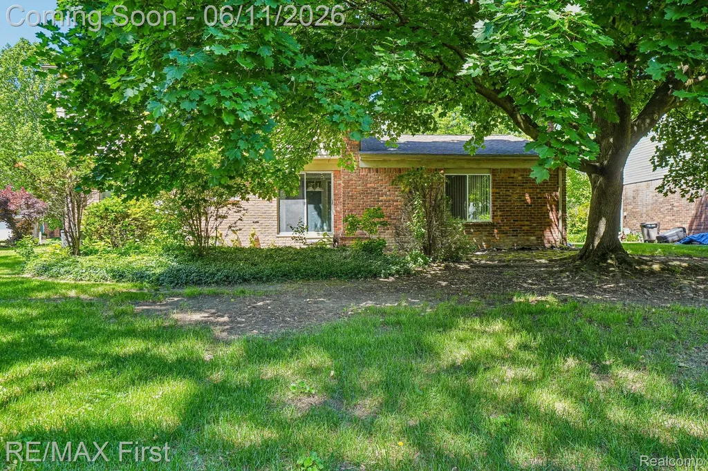 5950 Diamond Drive Troy City MI 48085