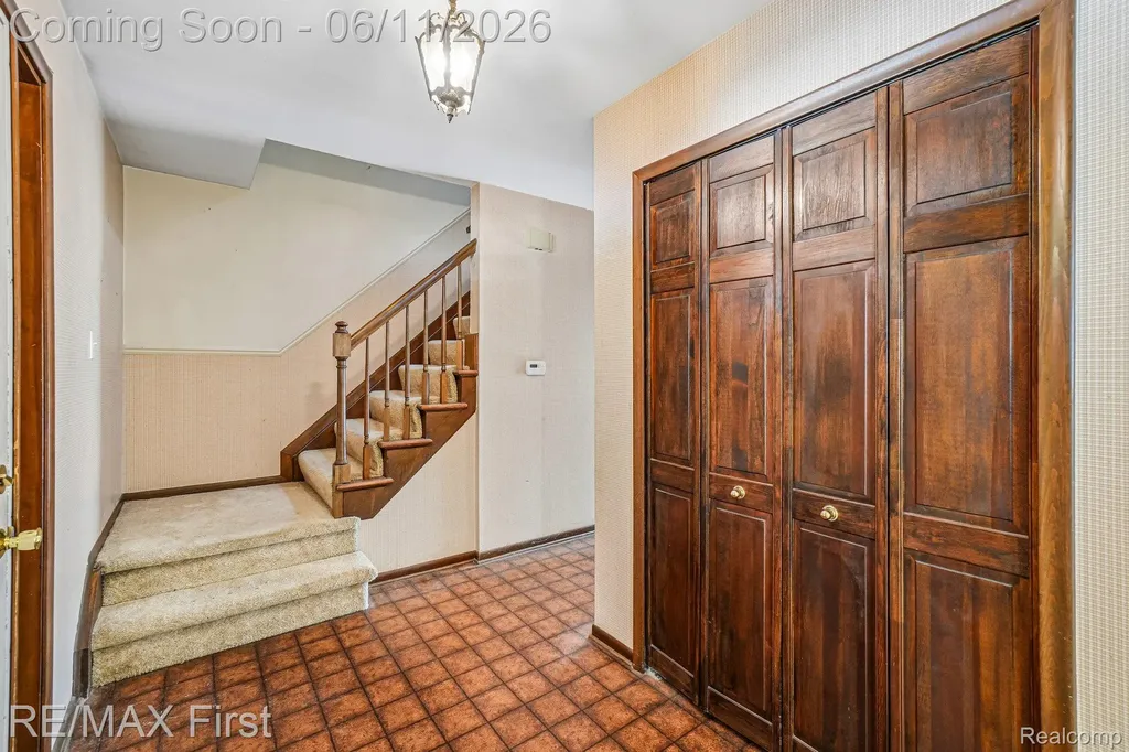 5950 Diamond Drive Troy City MI 48085
