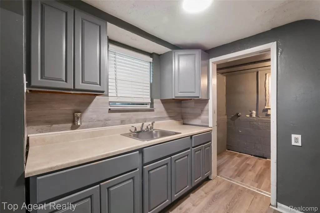 22085 Rausch Avenue Eastpointe City MI 48021