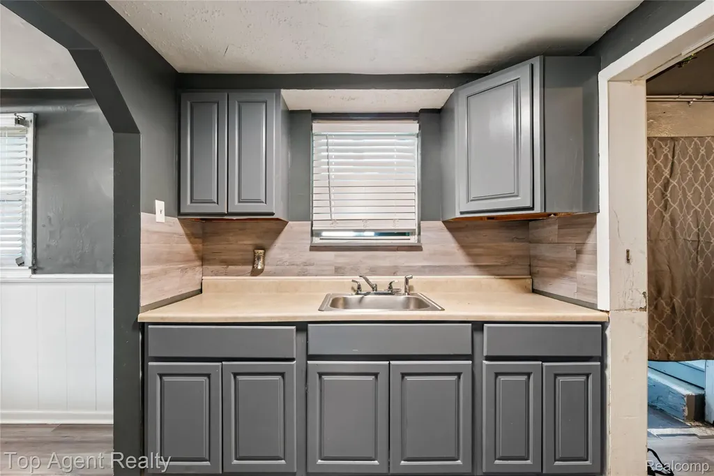 22085 Rausch Avenue Eastpointe City MI 48021