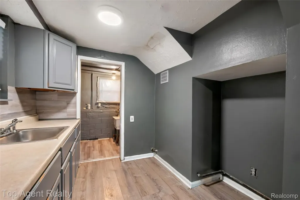 22085 Rausch Avenue Eastpointe City MI 48021