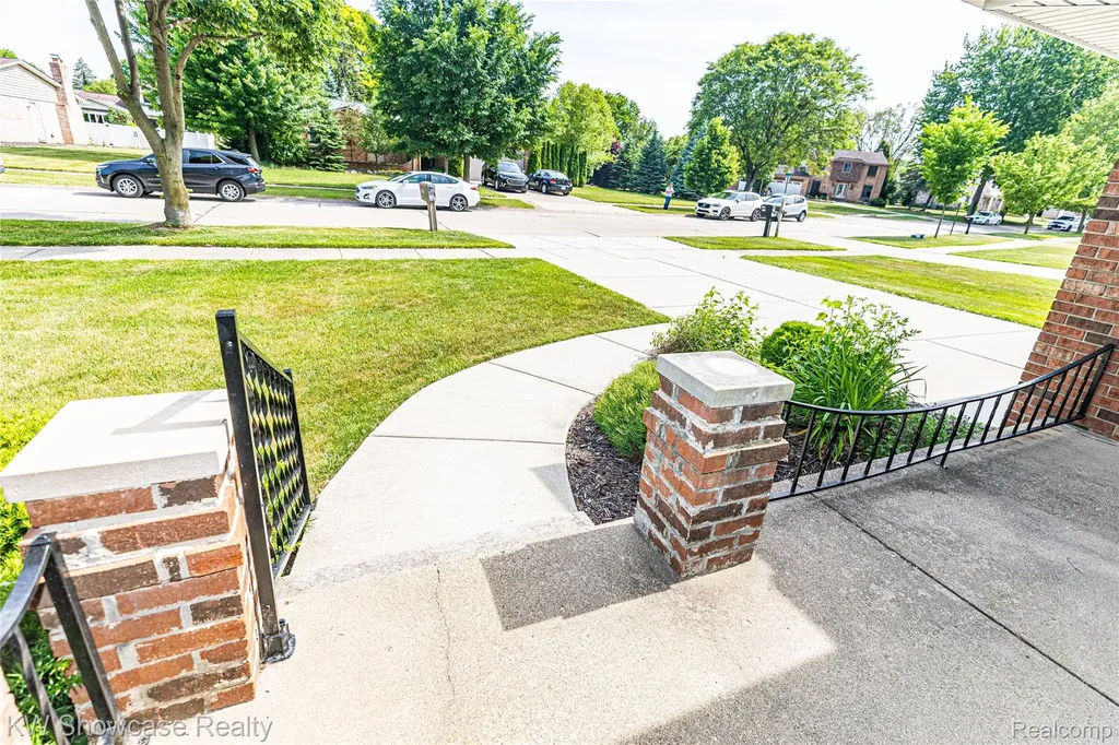 1089 Shallowdale Drive Troy City MI 48085