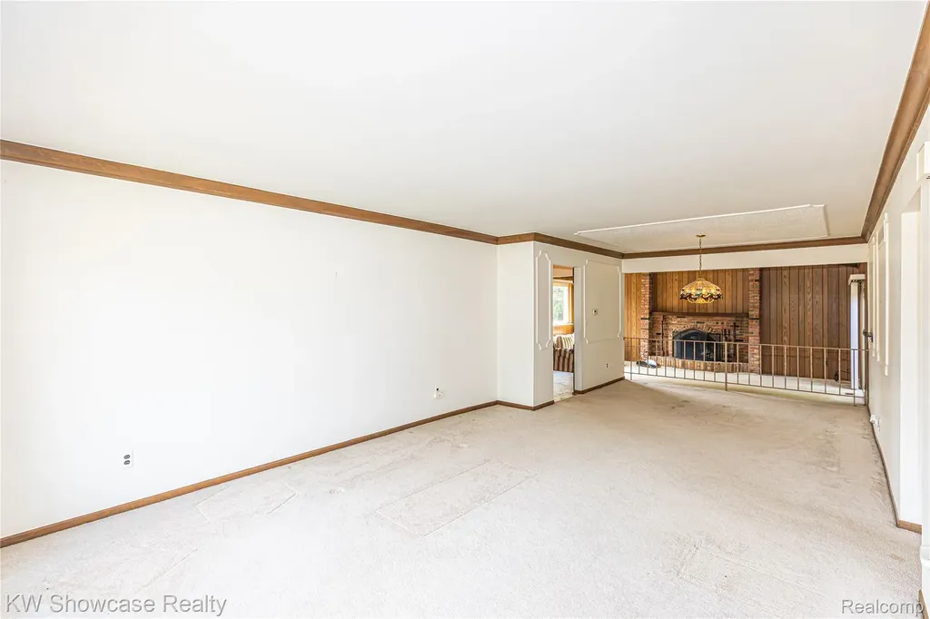 1089 Shallowdale Drive Troy City MI 48085