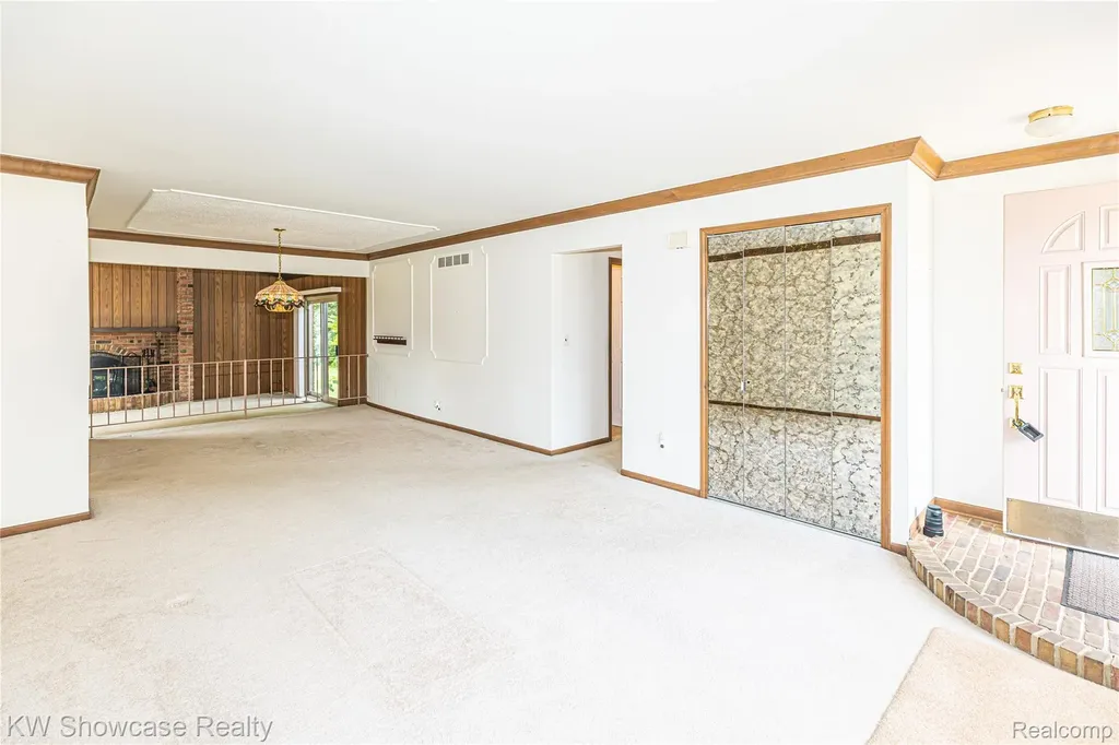 1089 Shallowdale Drive Troy City MI 48085