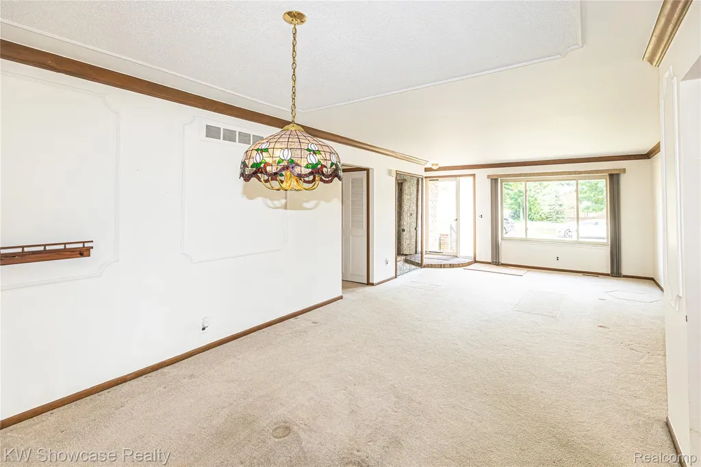 1089 Shallowdale Drive Troy City MI 48085