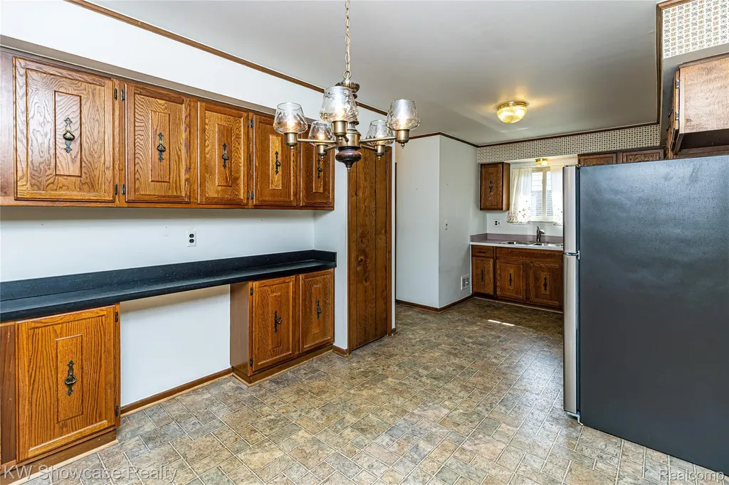 1089 Shallowdale Drive Troy City MI 48085