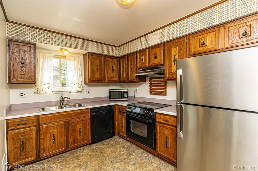 1089 Shallowdale Drive Troy City MI 48085