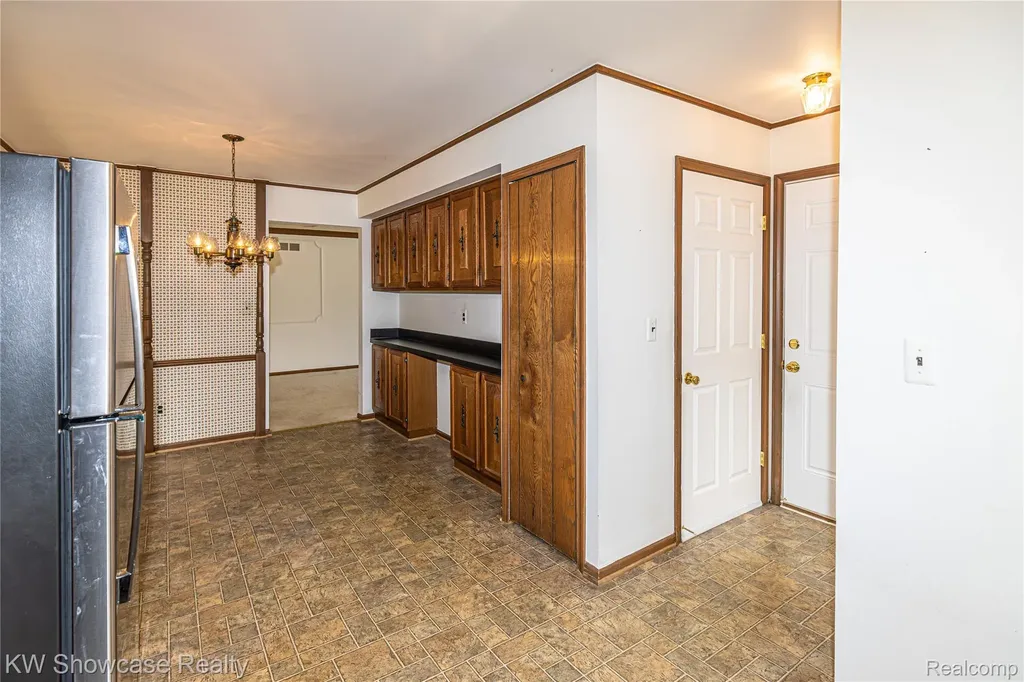 1089 Shallowdale Drive Troy City MI 48085