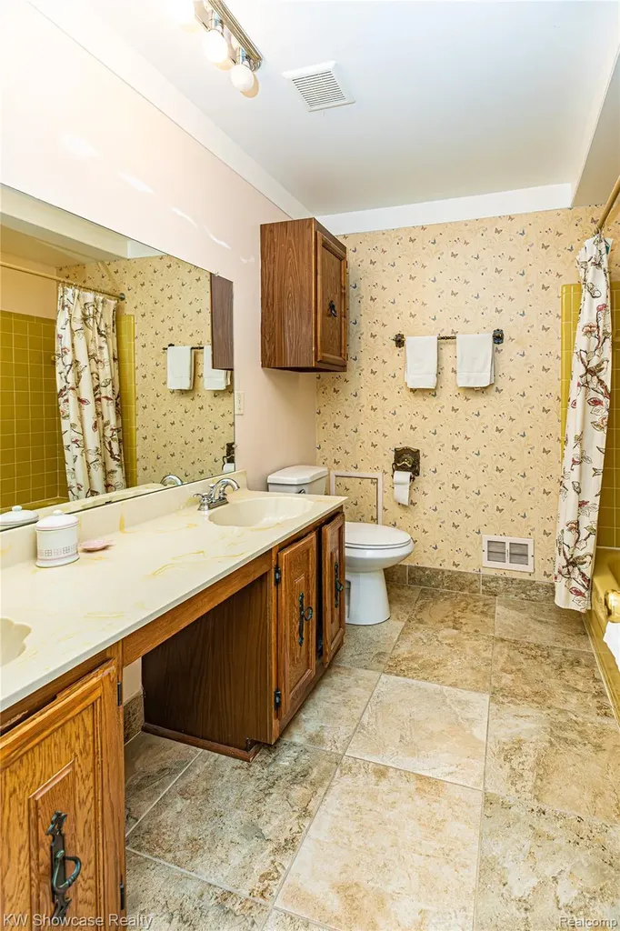 1089 Shallowdale Drive Troy City MI 48085