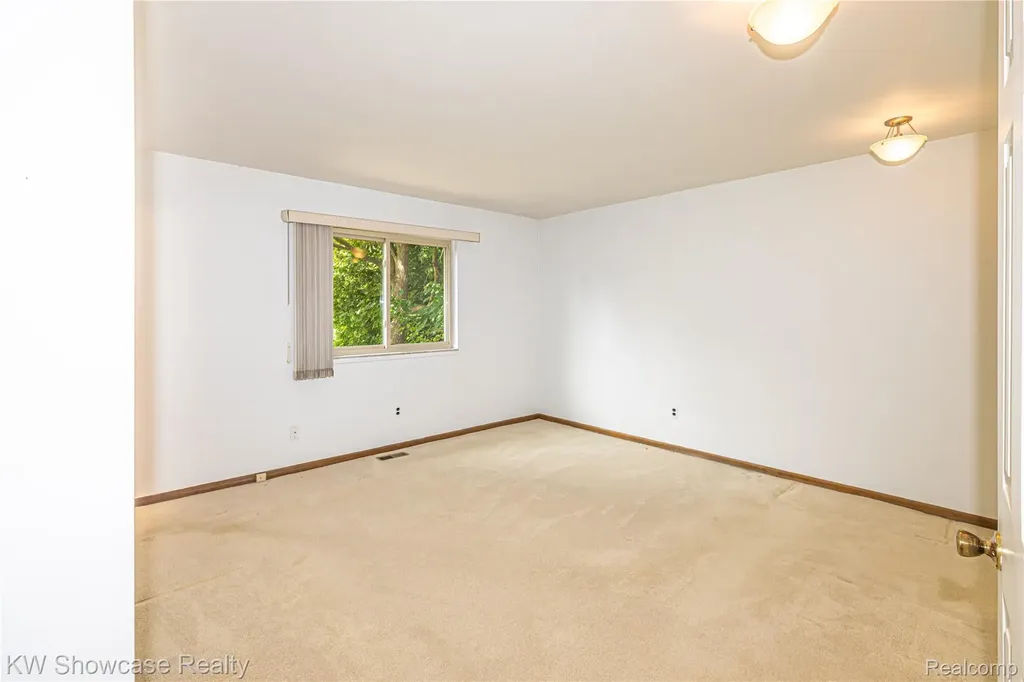 1089 Shallowdale Drive Troy City MI 48085
