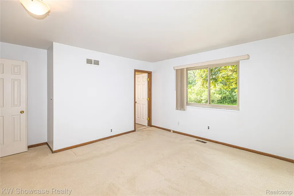 1089 Shallowdale Drive Troy City MI 48085