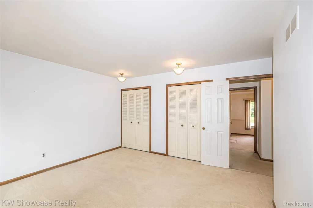 1089 Shallowdale Drive Troy City MI 48085