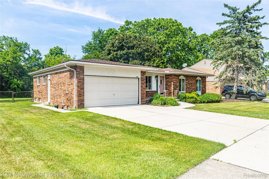 1089 Shallowdale Drive Troy City MI 48085