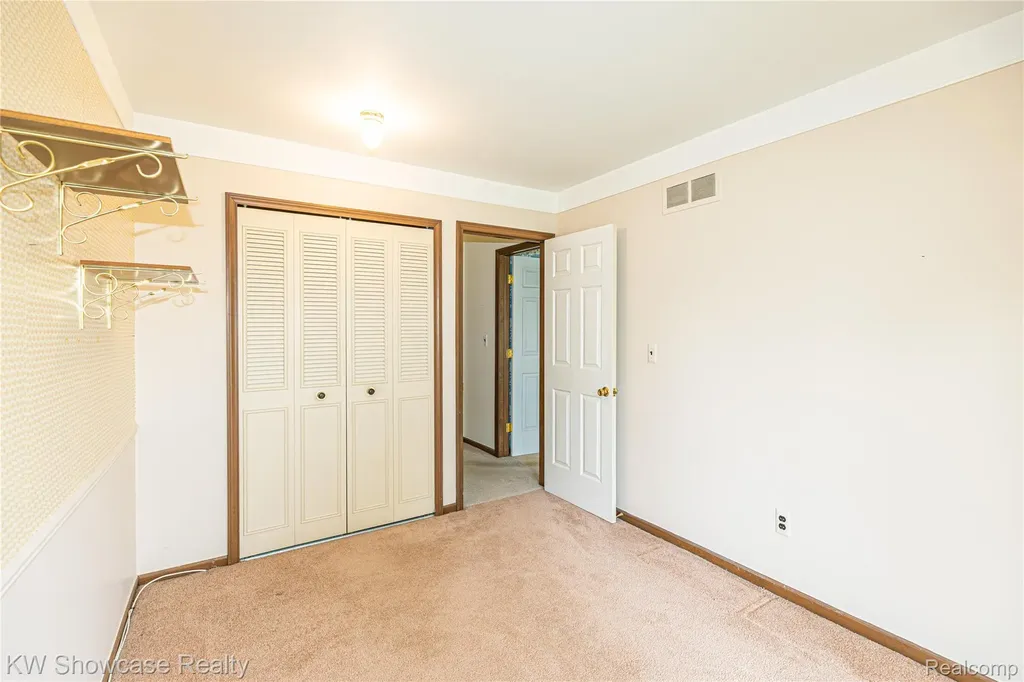 1089 Shallowdale Drive Troy City MI 48085