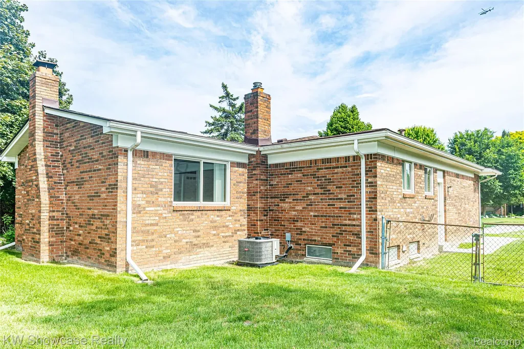 1089 Shallowdale Drive Troy City MI 48085