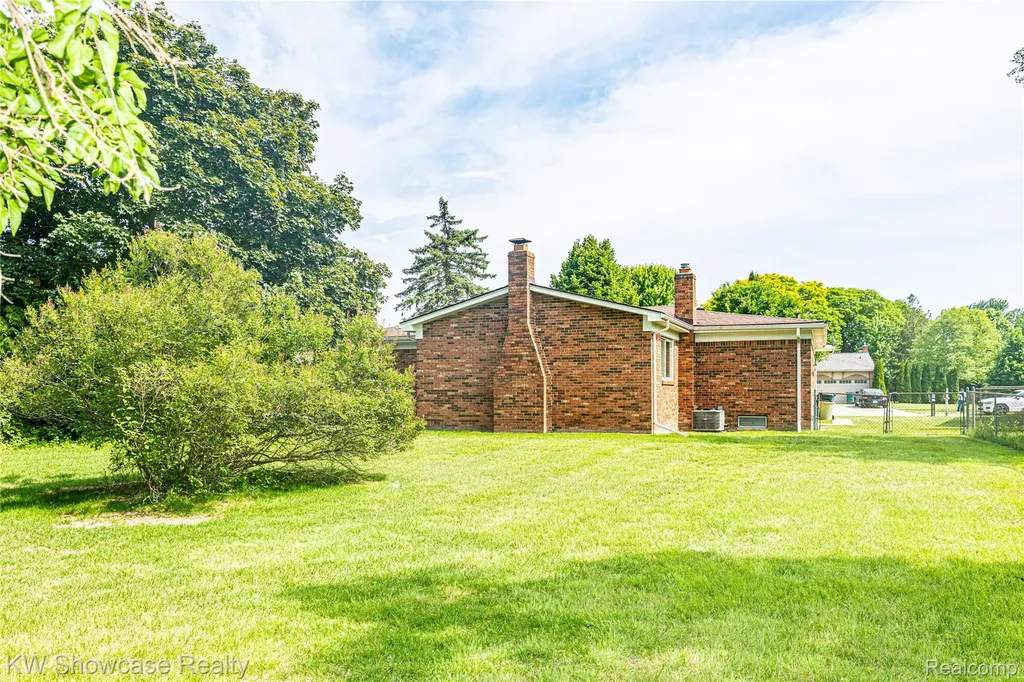 1089 Shallowdale Drive Troy City MI 48085