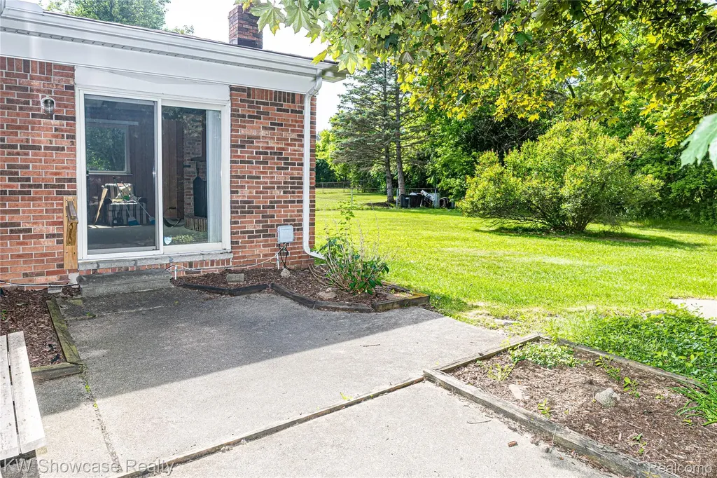 1089 Shallowdale Drive Troy City MI 48085