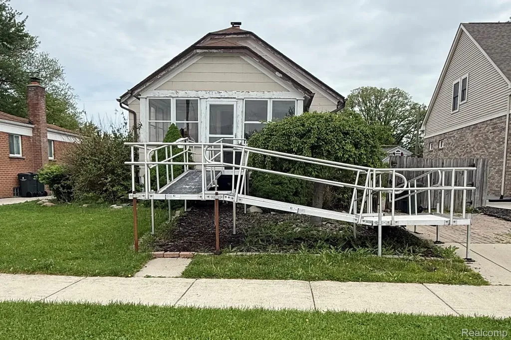 23141 Euclid Street St. Clair Shores City MI 48082