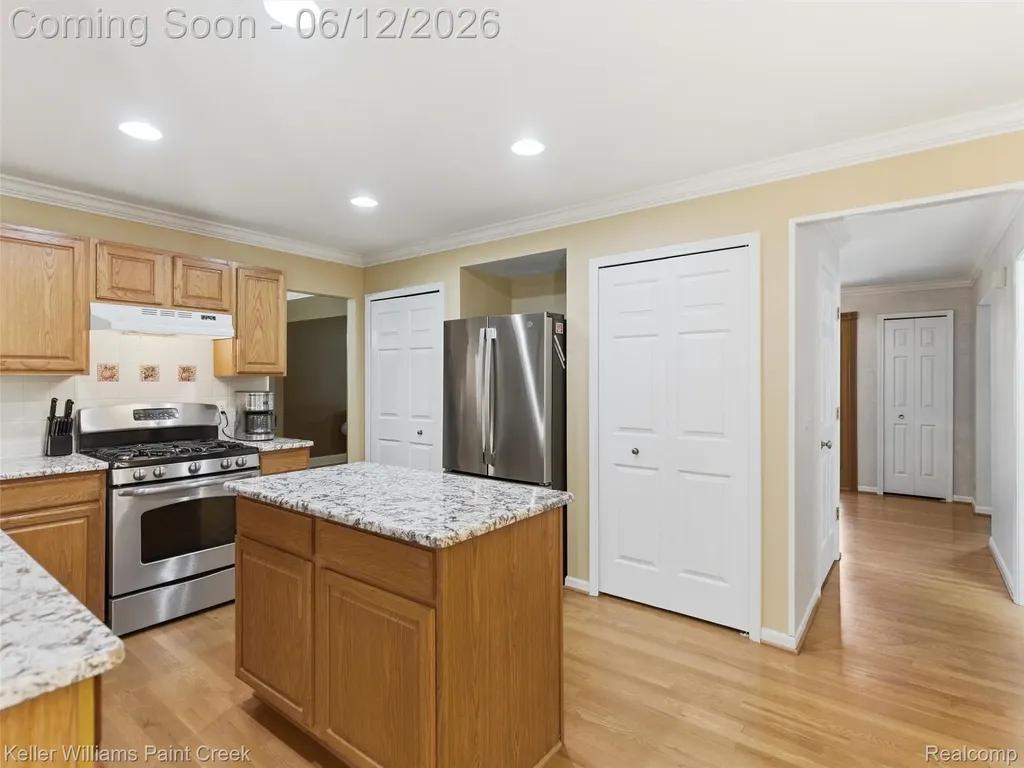 2842 Manorwood Drive Troy City MI 48085