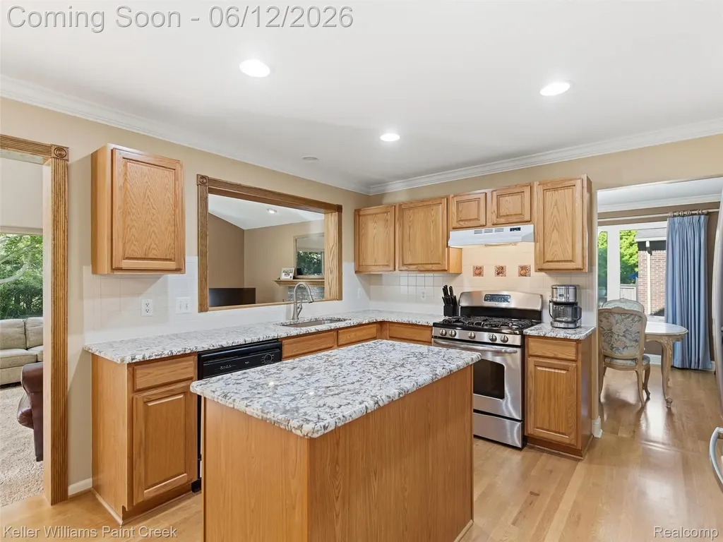2842 Manorwood Drive Troy City MI 48085