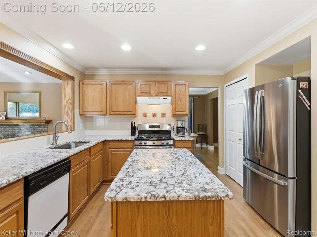 2842 Manorwood Drive Troy City MI 48085
