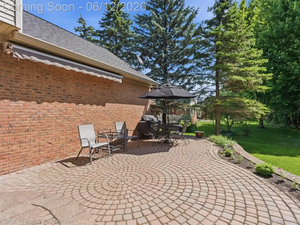 2842 Manorwood Drive Troy City MI 48085