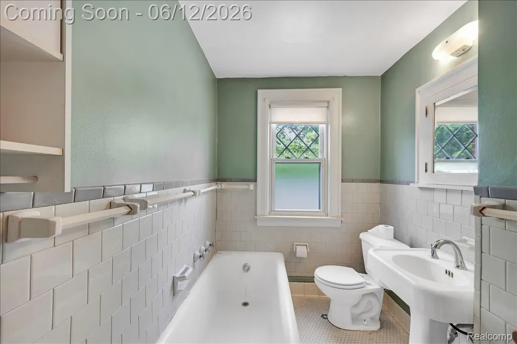 17321 E 11 Mile Road Roseville City MI 48066