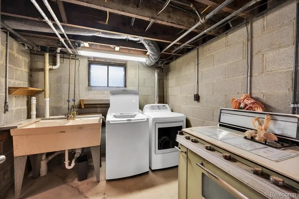17321 E 11 Mile Road Roseville City MI 48066