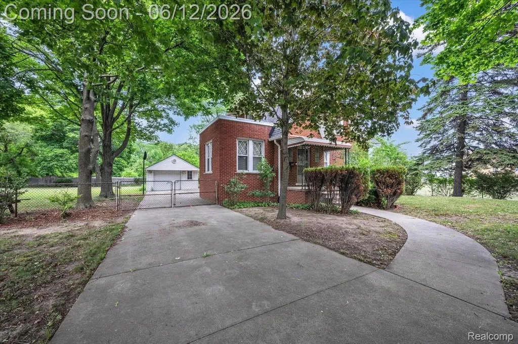 17321 E 11 Mile Road Roseville City MI 48066
