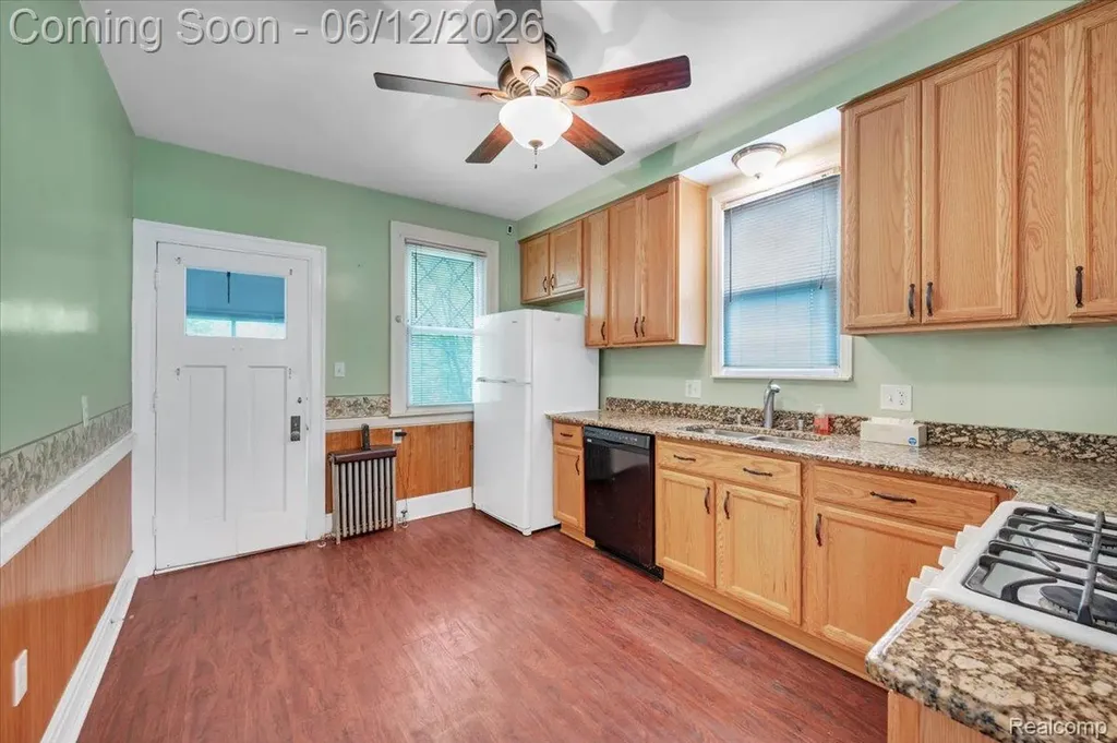 17321 E 11 Mile Road Roseville City MI 48066