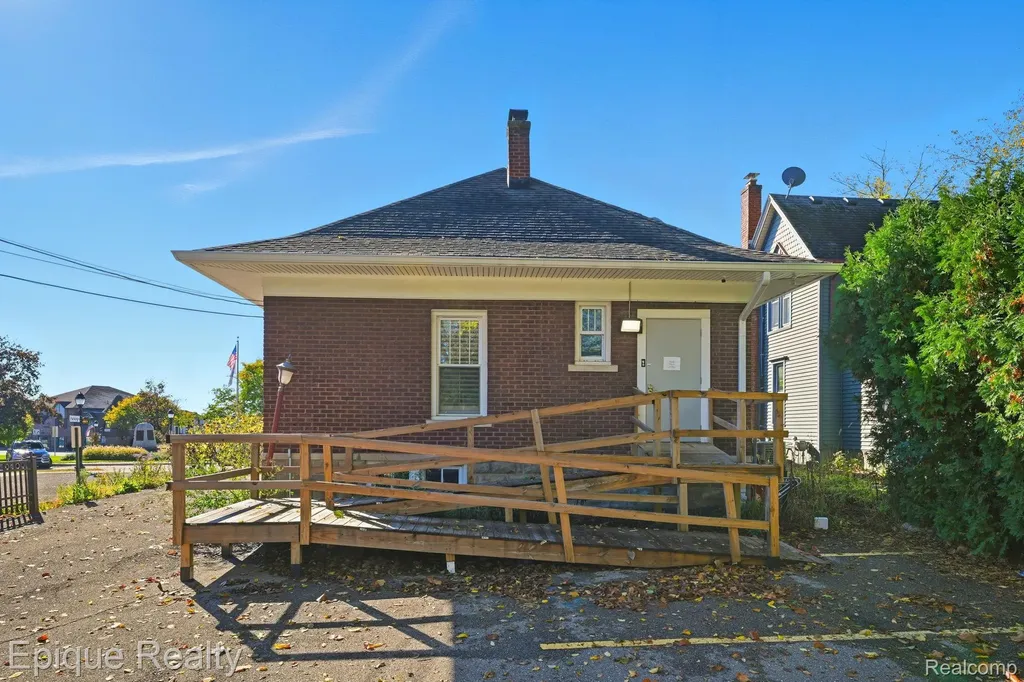 33432 Oakland Street Farmington City MI 48335
