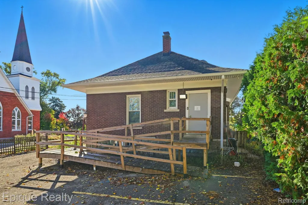 33432 Oakland Street Farmington City MI 48335