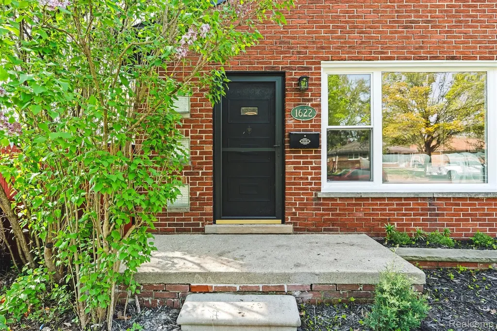 1622 Huron Avenue Royal Oak City MI 48073