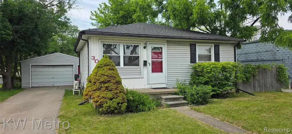 30 W Maxlow Avenue Hazel Park City MI 48030