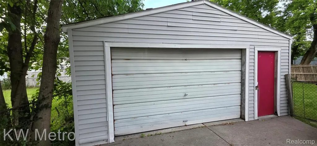 30 W Maxlow Avenue Hazel Park City MI 48030