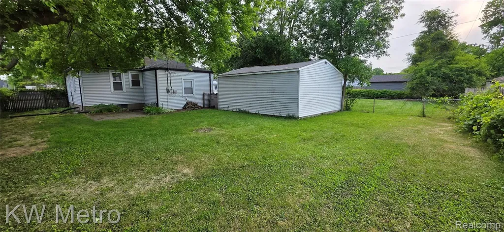 30 W Maxlow Avenue Hazel Park City MI 48030