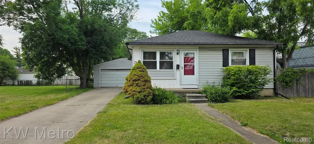 30 W Maxlow Avenue Hazel Park City MI 48030