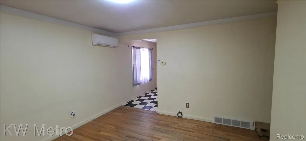 30 W Maxlow Avenue Hazel Park City MI 48030