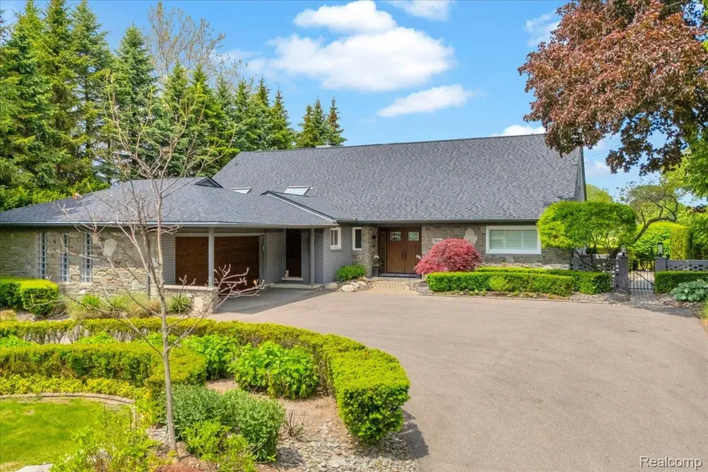 3816 W Maple Road Bloomfield Charter Township MI 48301