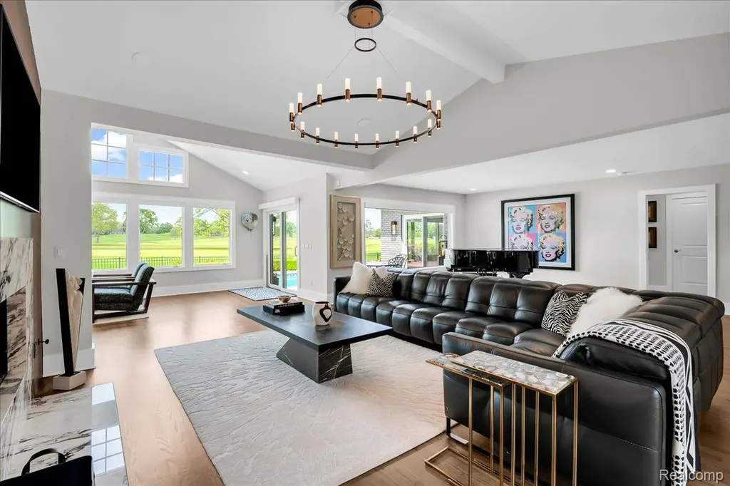 3816 W Maple Road Bloomfield Charter Township MI 48301