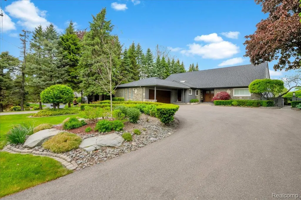 3816 W Maple Road Bloomfield Charter Township MI 48301