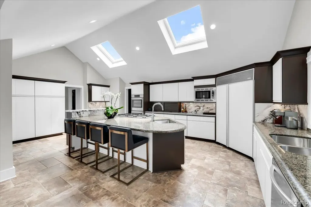 3816 W Maple Road Bloomfield Charter Township MI 48301