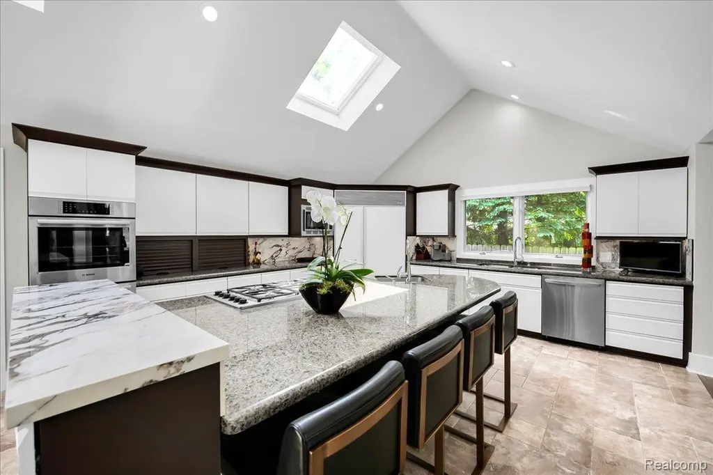 3816 W Maple Road Bloomfield Charter Township MI 48301