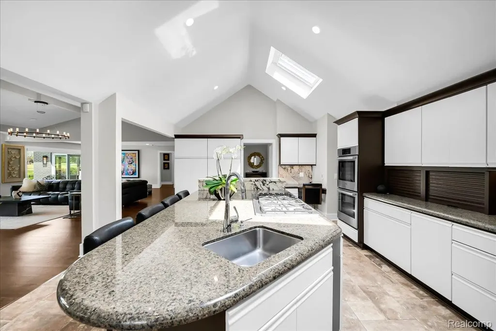 3816 W Maple Road Bloomfield Charter Township MI 48301
