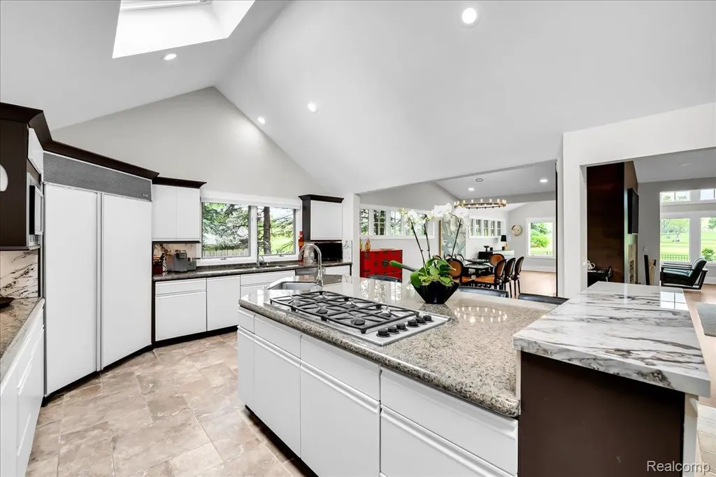 3816 W Maple Road Bloomfield Charter Township MI 48301