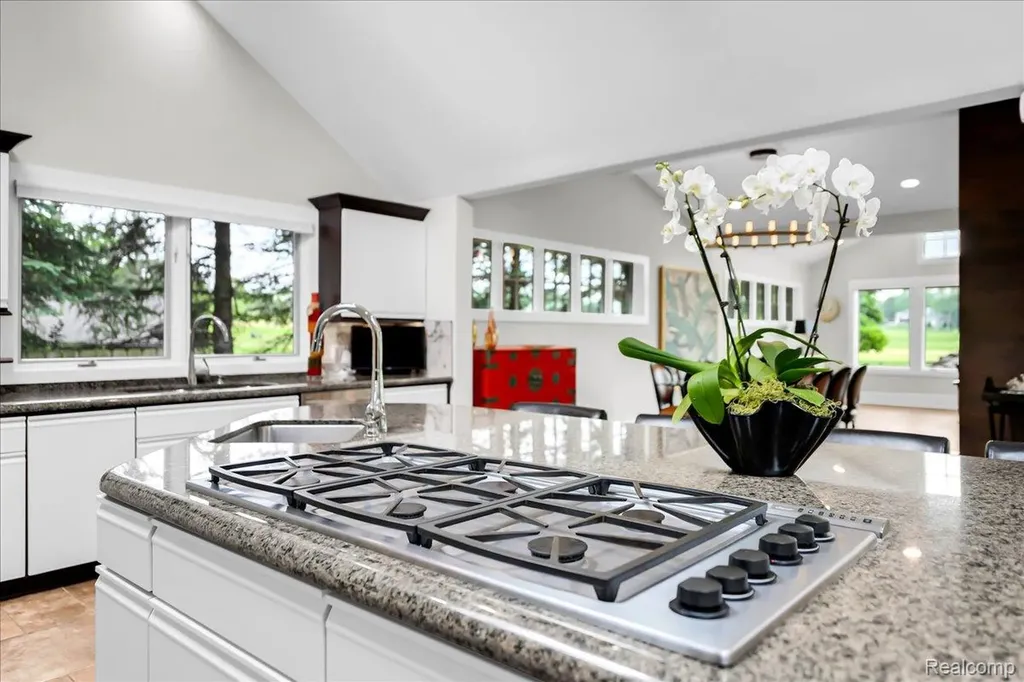 3816 W Maple Road Bloomfield Charter Township MI 48301