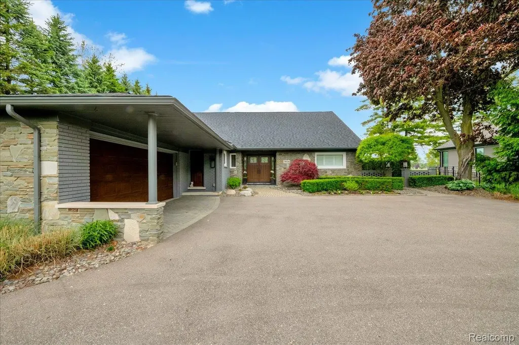 3816 W Maple Road Bloomfield Charter Township MI 48301