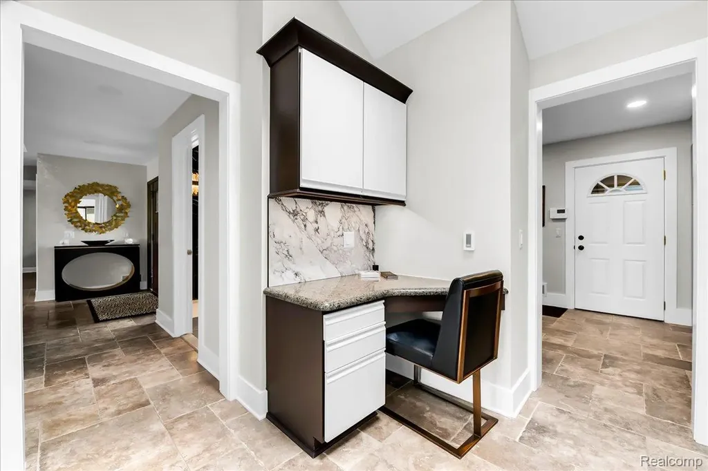 3816 W Maple Road Bloomfield Charter Township MI 48301